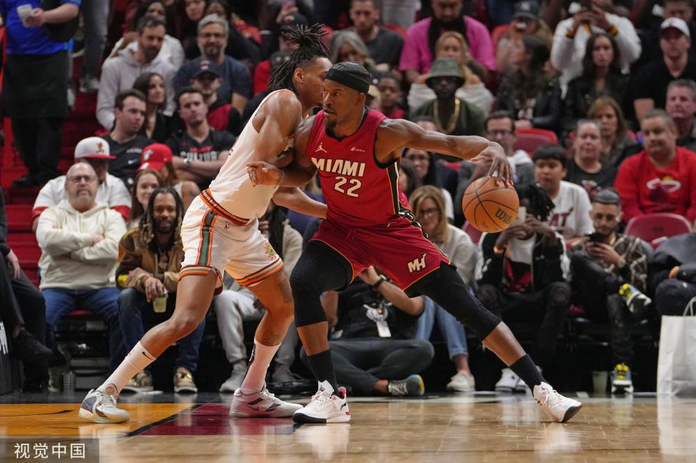 她在训练中 她在训练中